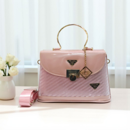 شنطة Top Handle عصرية: فخامة الجلد اللامع والتويد بمقبض معدني ذهبي