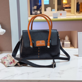 شنطة يد وكتف بتصميم هيكلي ومزيج جلد التمساح المقنن والمقابض الملونة