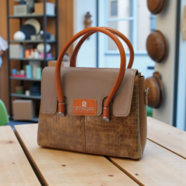 شنطة يد وكتف بتصميم هيكلي ومزيج جلد التمساح المقنن والمقابض الملونة