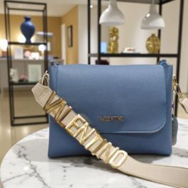 شنطة كروس بودي أنيقة بغطاء وحزام شعار (فلانتينو) بارز – لمسة جريئة وعصرية