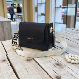 شنطة كروس بودي أنيقة بغطاء وحزام شعار (فلانتينو) بارز – لمسة جريئة وعصرية