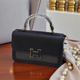 شنطة يد وكتف صغيرة بتصميم مستوحى من الهيرمس (Hermès) مع لمسة قماش صيفية