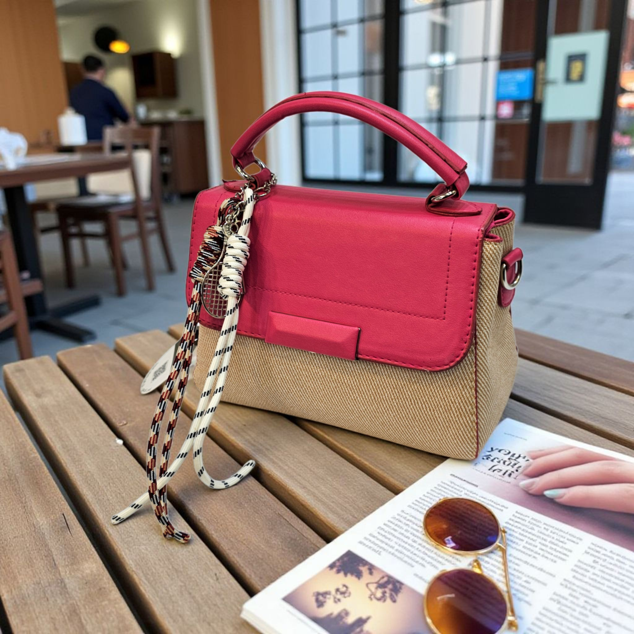 شنطة يد وكتف صغيرة بتصميم كاجوال - مزيج الجلد والكانفاس مع حزام مزخرف - Image 3