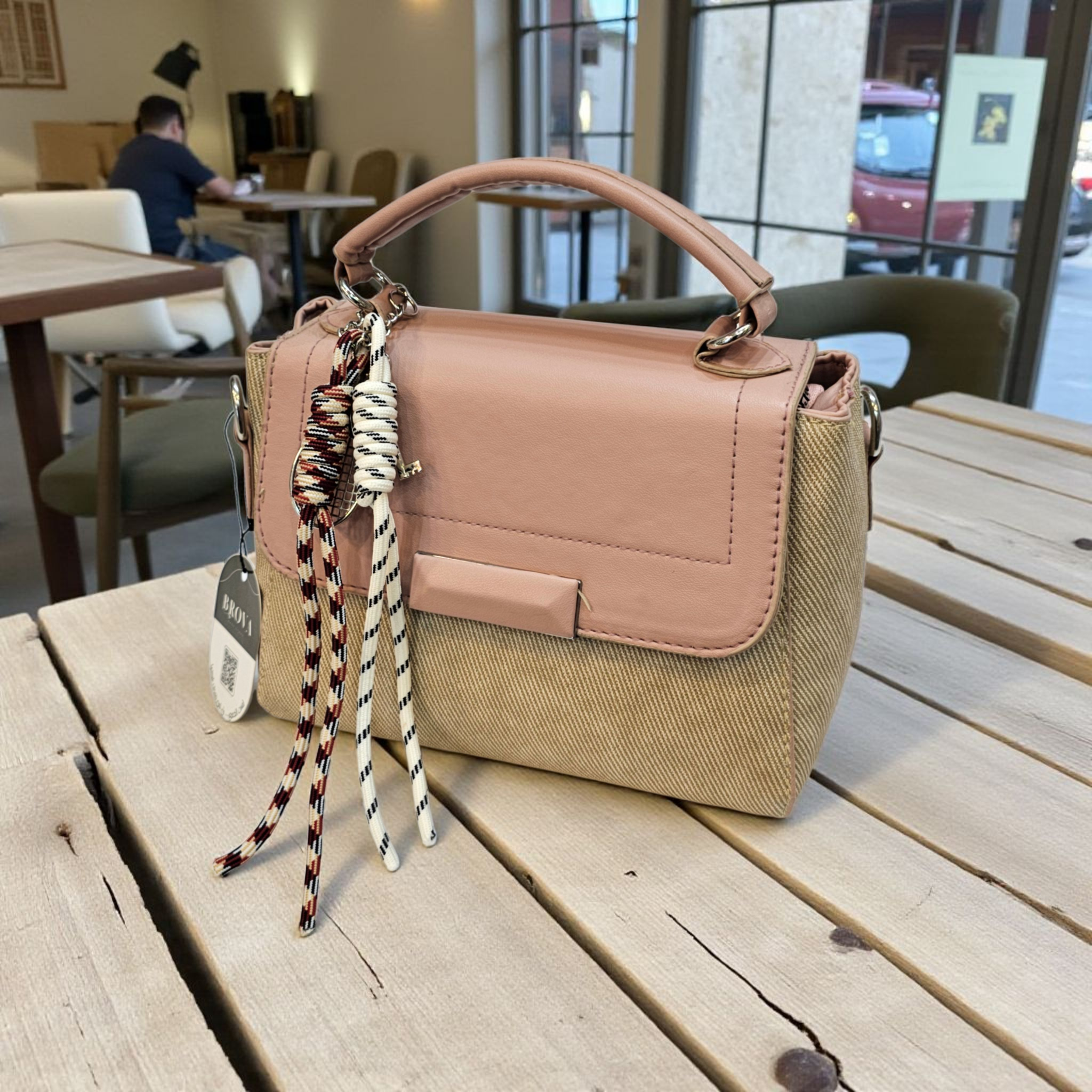 شنطة يد وكتف صغيرة بتصميم كاجوال - مزيج الجلد والكانفاس مع حزام مزخرف - Image 2