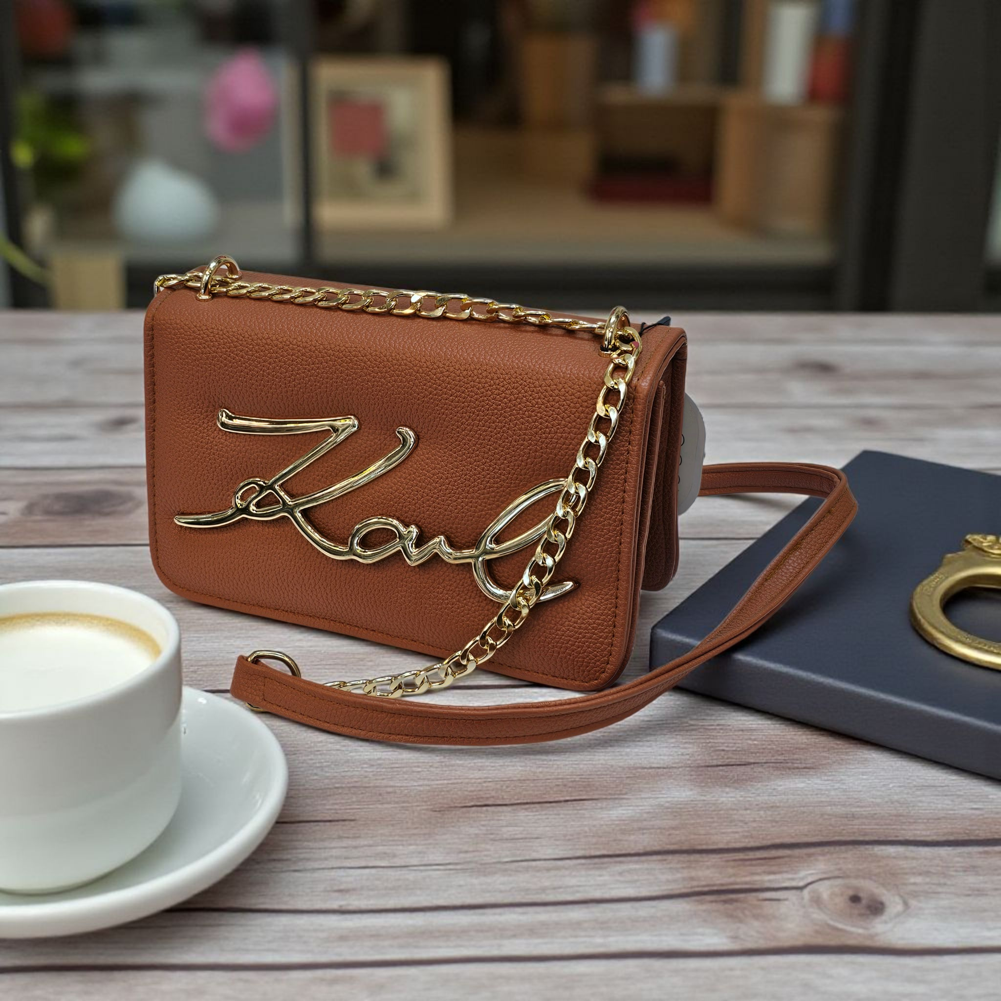 شنطة كتف فاخرة بتصميم عصري يحمل توقيع "Karl" - Image 5