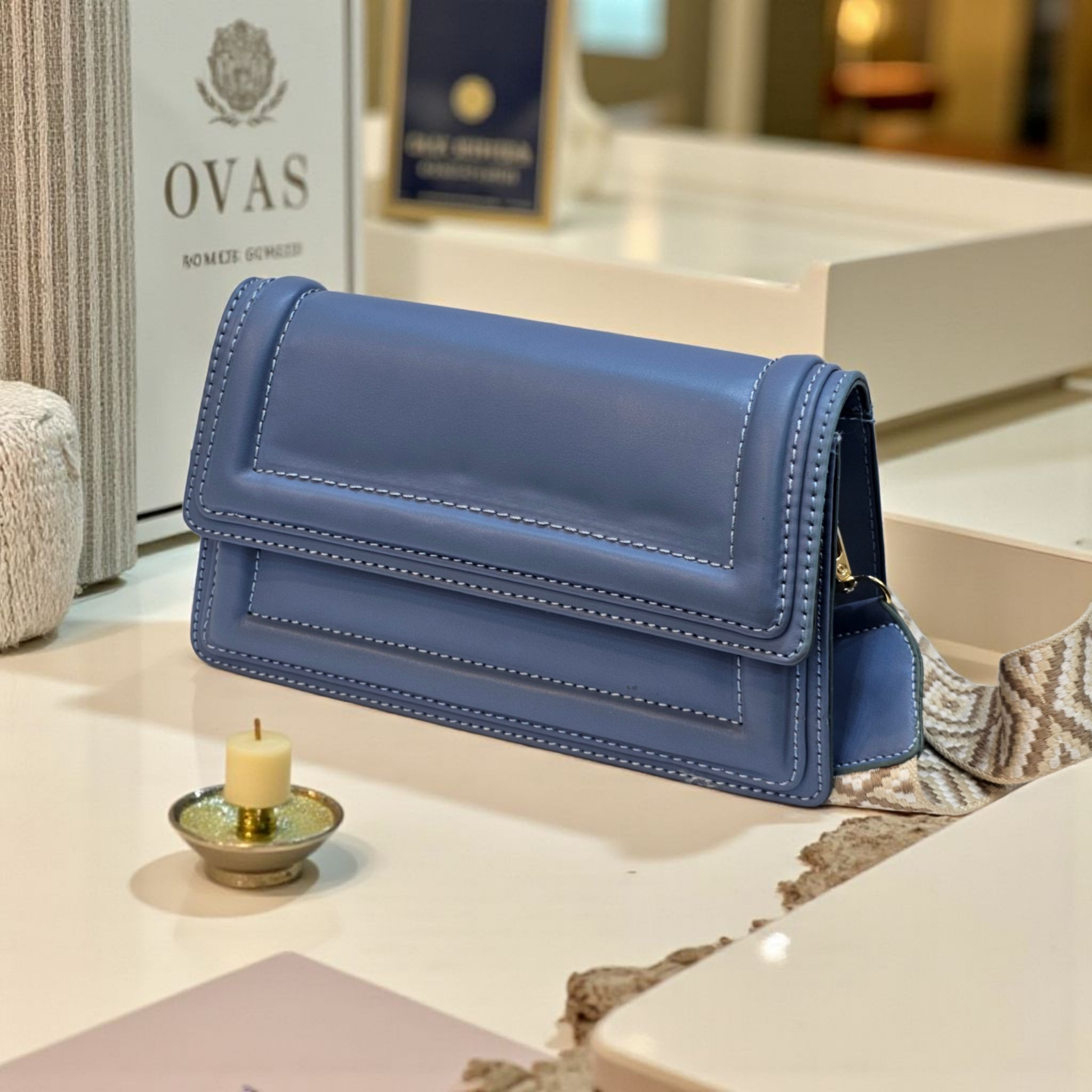 أناقة الجرأة العصرية: شنطة كتف بتصميم "بوكسي" وحزام عريض مميز - Image 3