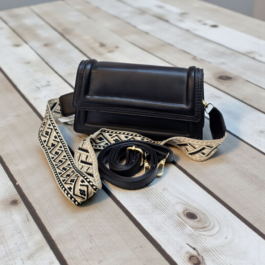 أناقة الجرأة العصرية: شنطة كتف بتصميم “بوكسي” وحزام عريض مميز