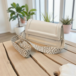 أناقة الجرأة العصرية: شنطة كتف بتصميم “بوكسي” وحزام عريض مميز