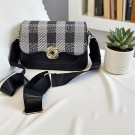 أناقة كلاسيكية بلمسة عصرية: شنطة كتف بنقشة كاروهات مميزة وقفل ذهبي فاخر