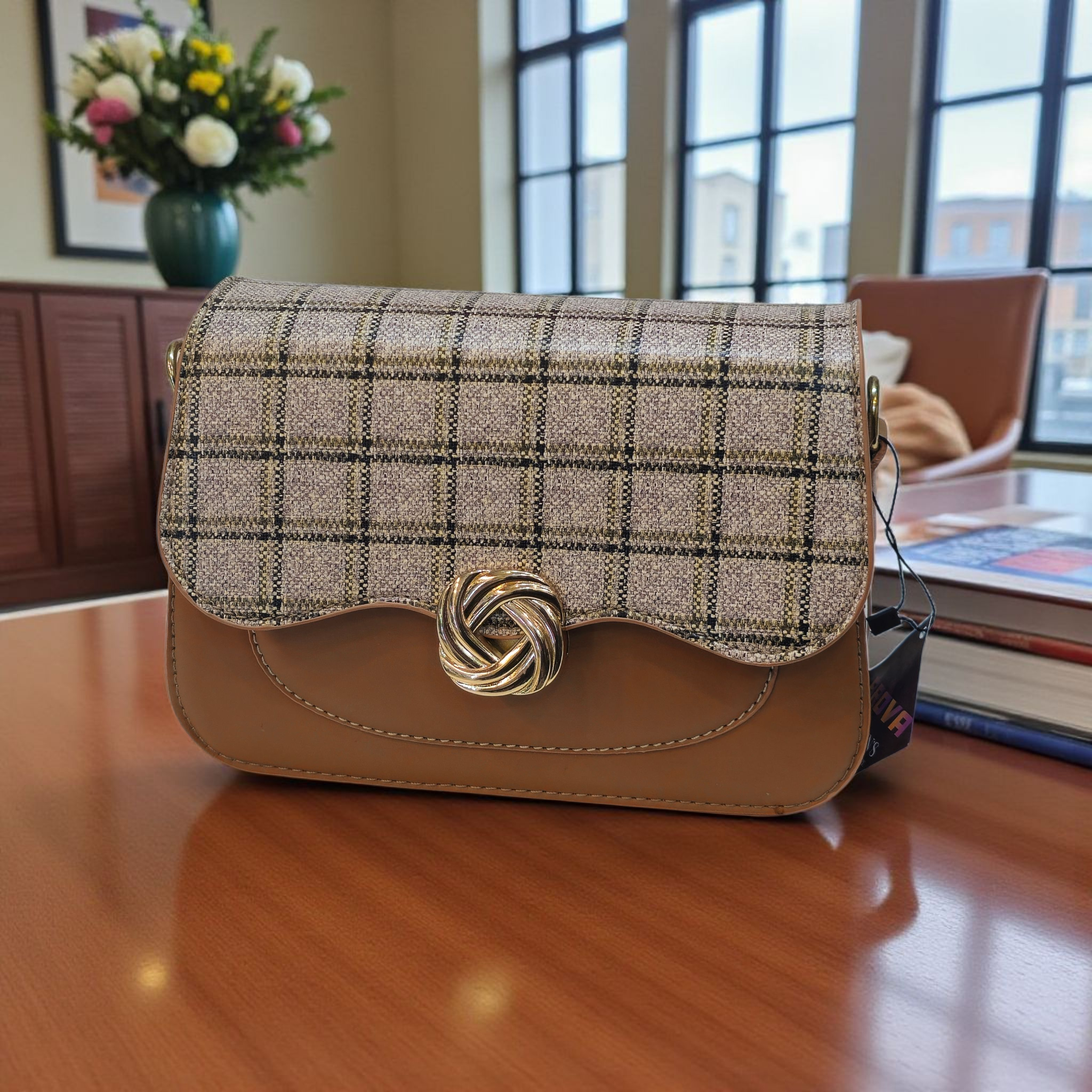 أناقة كلاسيكية بلمسة عصرية: شنطة كتف بنقشة كاروهات مميزة وقفل ذهبي فاخر - Image 2