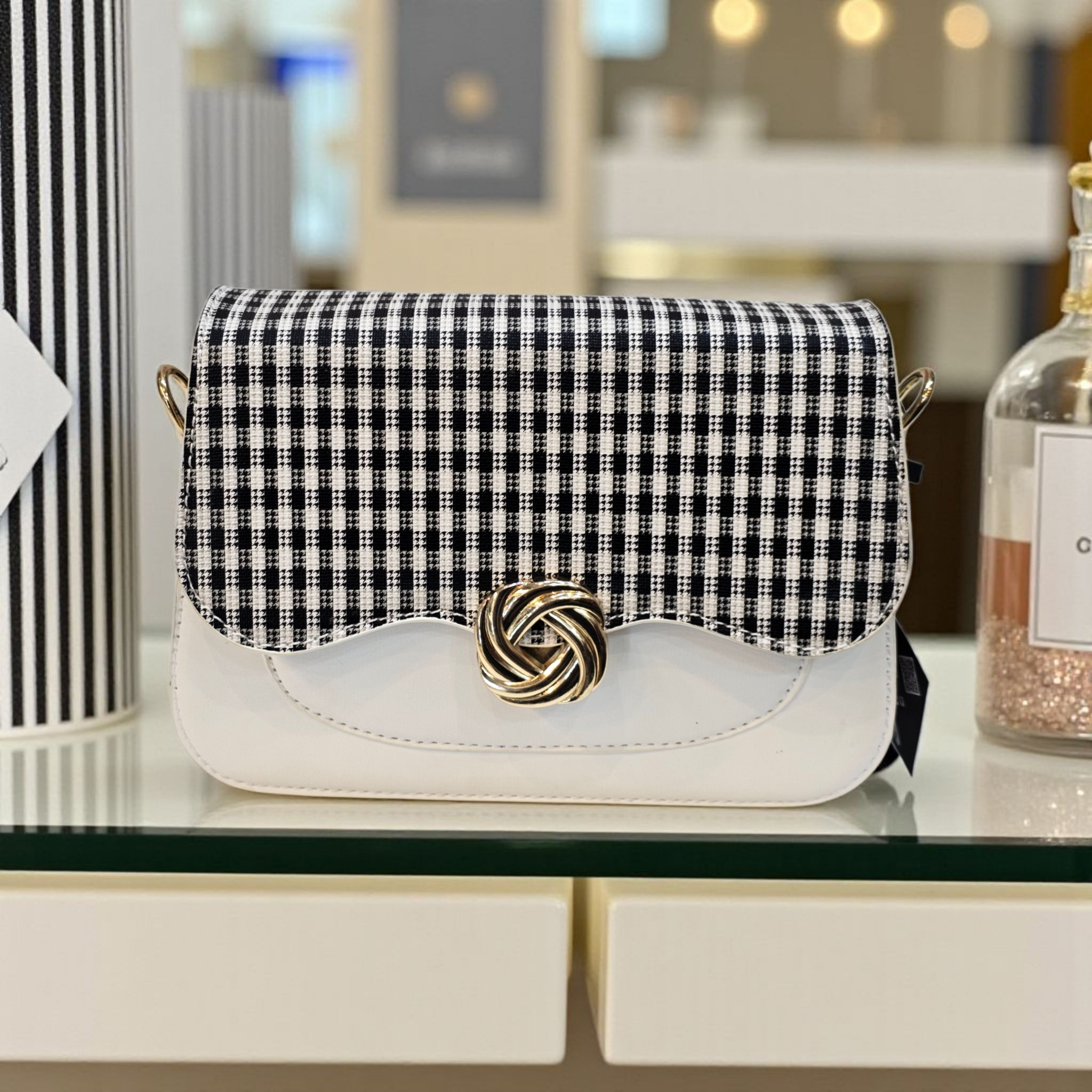 أناقة كلاسيكية بلمسة عصرية: شنطة كتف بنقشة كاروهات مميزة وقفل ذهبي فاخر - Image 3