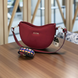 أيقونة الأناقة العصرية: شنطة كتف بتصميم هلالي مميز وأحزمة قابلة للتعديل