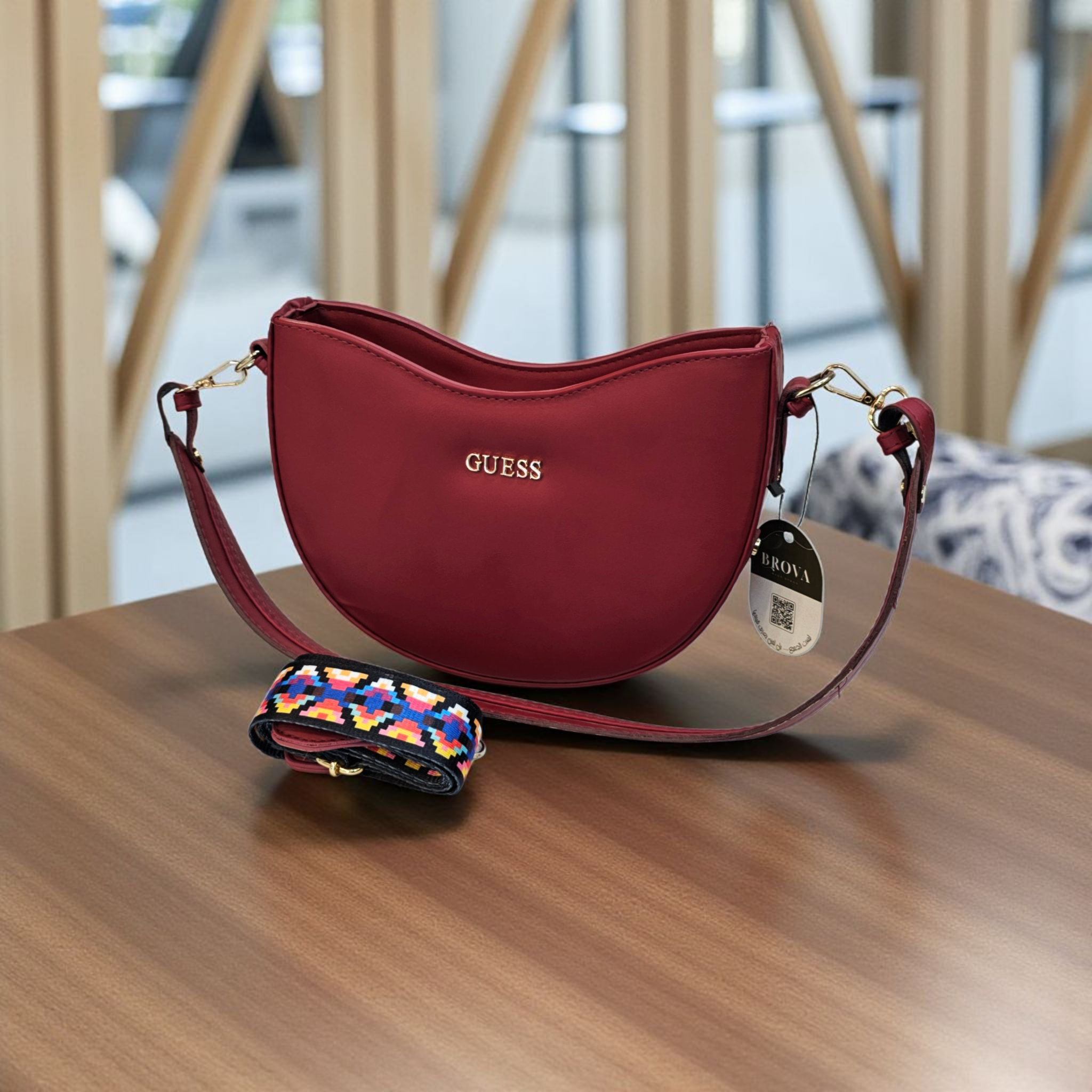 أيقونة الأناقة العصرية: شنطة كتف بتصميم هلالي مميز وأحزمة قابلة للتعديل - Image 2