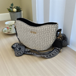 أيقونة الأناقة العصرية: شنطة كتف بتصميم هلالي مميز وأحزمة قابلة للتعديل