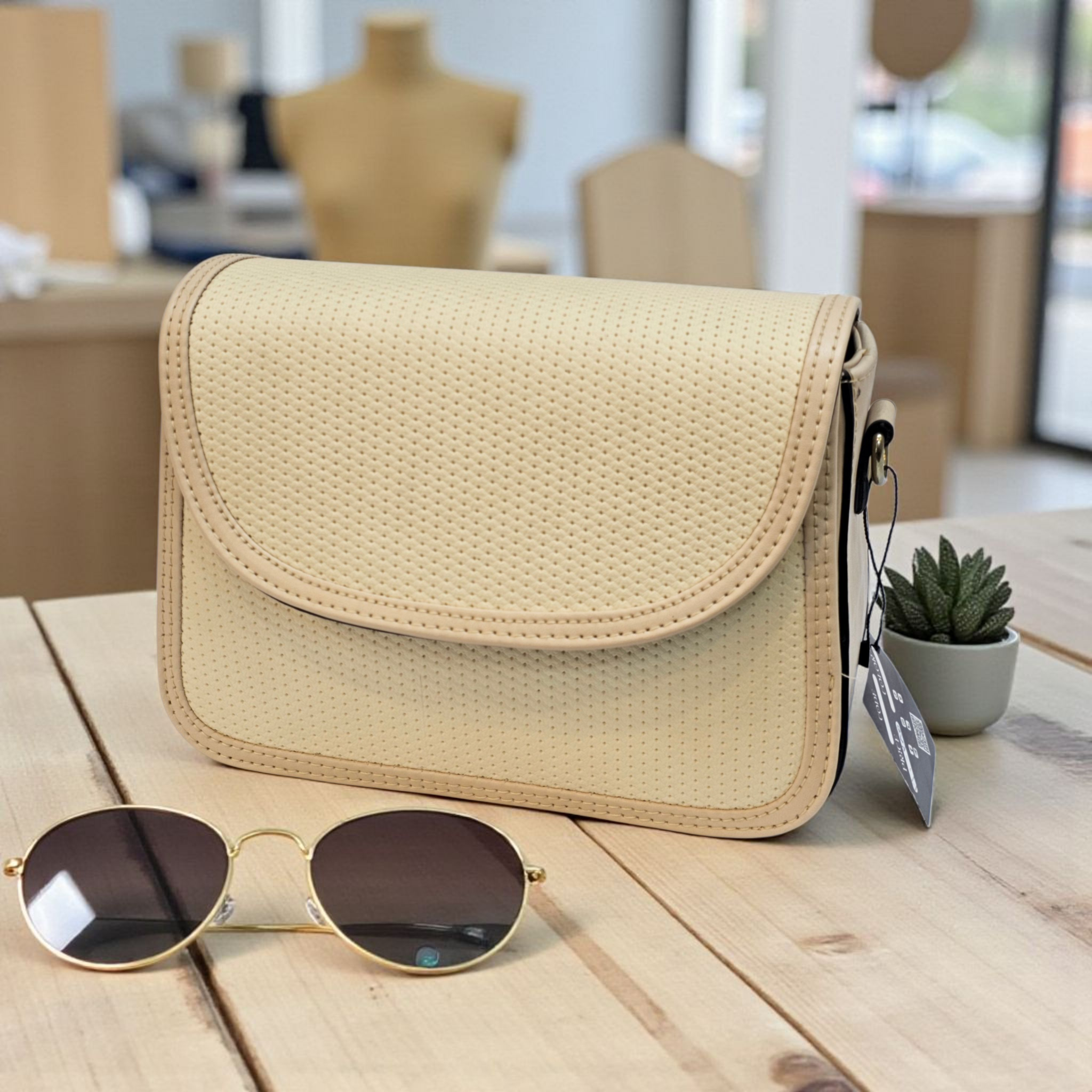 شنطة كروس بودي عصرية بنمط "المثقوب" (Perforated) - Image 3